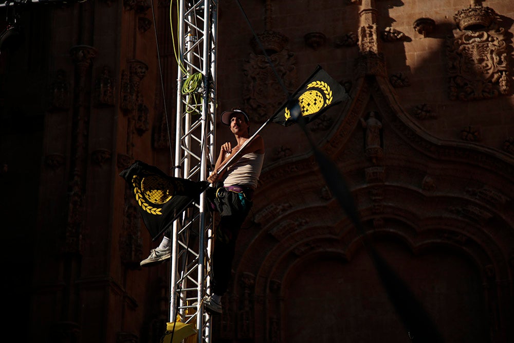 Música, acrobacias y humor con "Save the temazo" y "Lola" en el Patio Chico