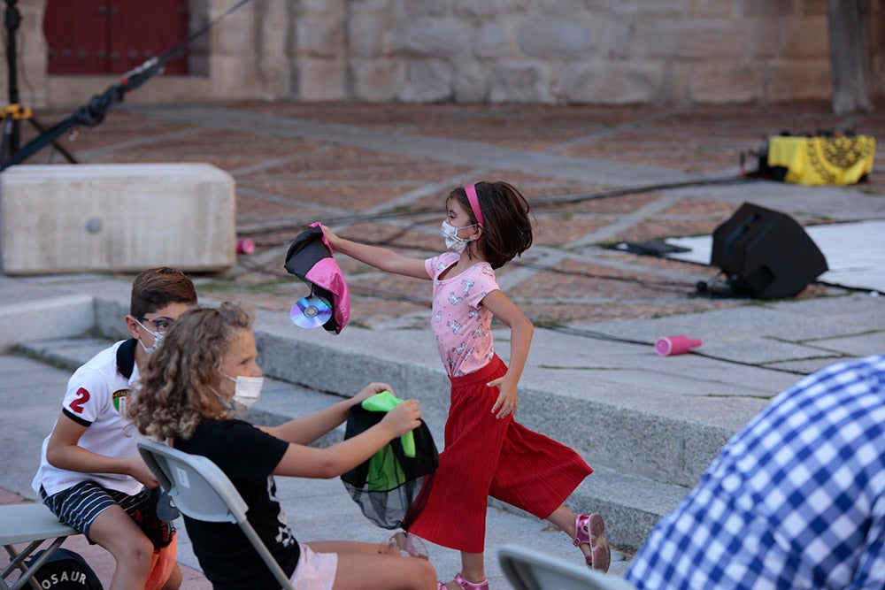 Música, acrobacias y humor con "Save the temazo" y "Lola" en el Patio Chico