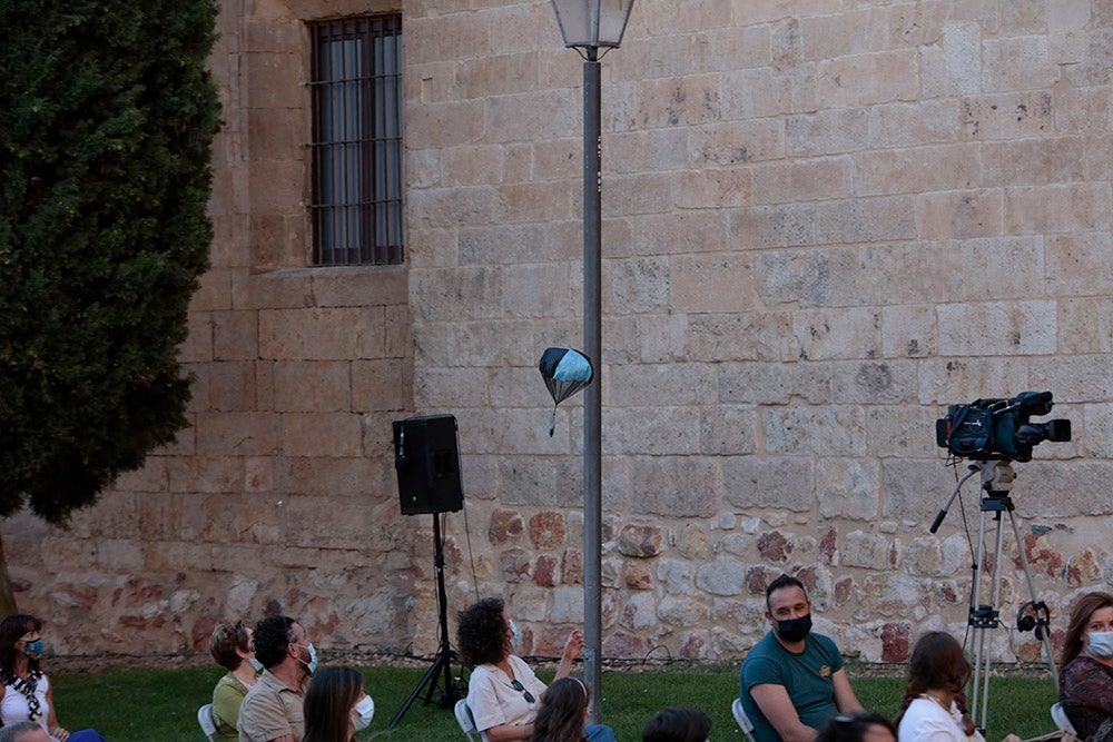 Música, acrobacias y humor con "Save the temazo" y "Lola" en el Patio Chico