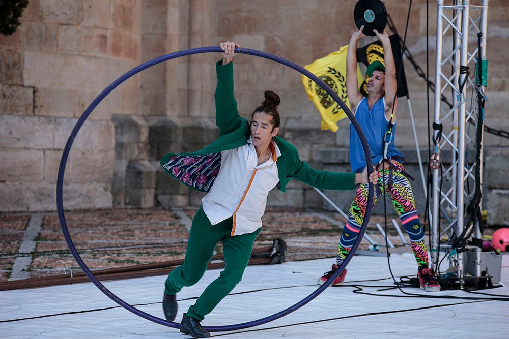 Música, acrobacias y humor con "Save the temazo" y "Lola" en el Patio Chico