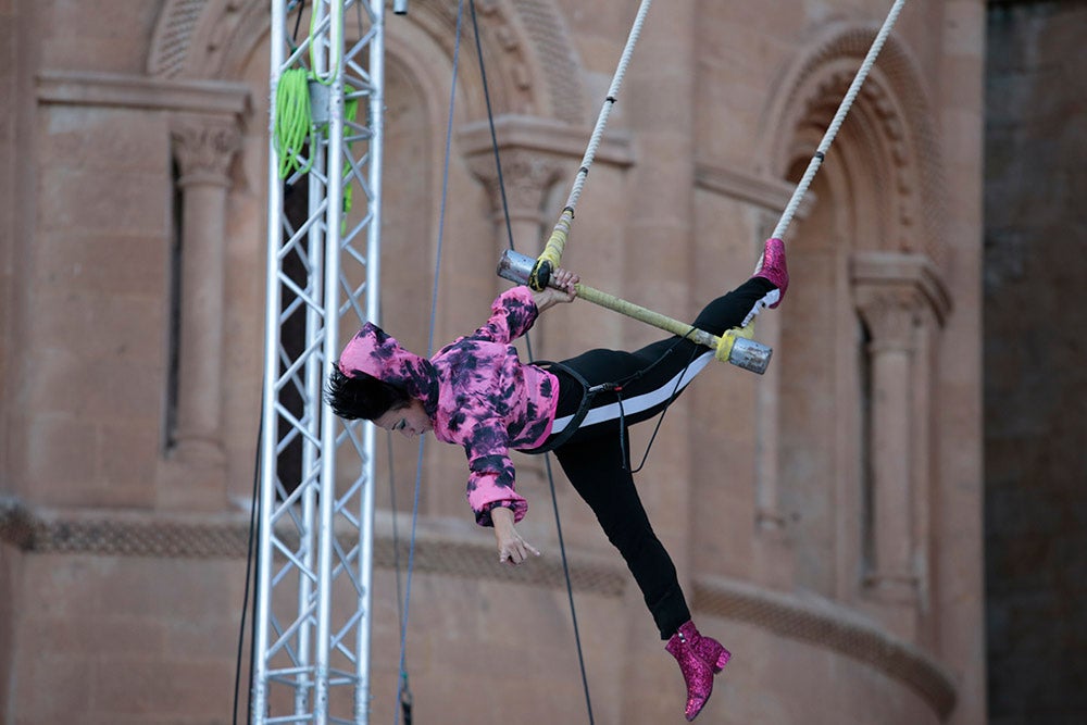 Música, acrobacias y humor con "Save the temazo" y "Lola" en el Patio Chico