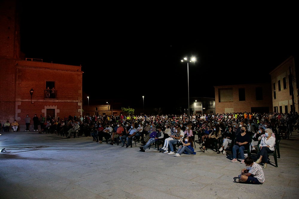 El pregón del grupo de teatro Zaranda y la posterior ofrenda fueron el acto central de una noche iluminada por la pirotecnia