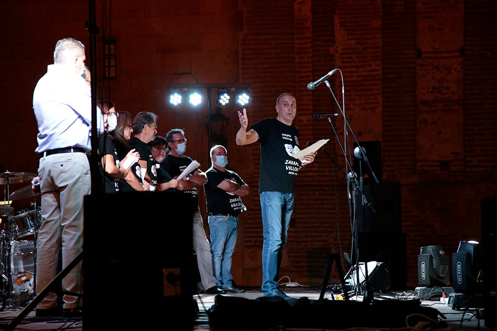 El pregón del grupo de teatro Zaranda y la posterior ofrenda fueron el acto central de una noche iluminada por la pirotecnia