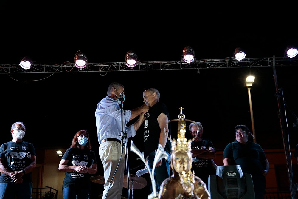 El pregón del grupo de teatro Zaranda y la posterior ofrenda fueron el acto central de una noche iluminada por la pirotecnia