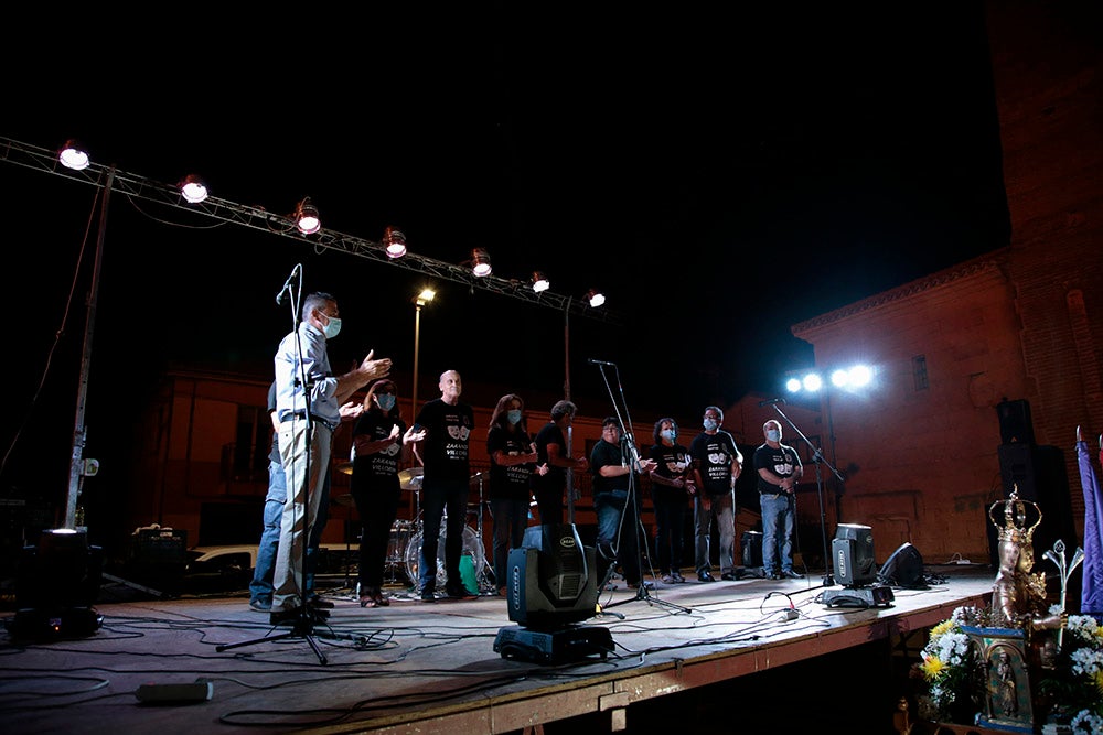 El pregón del grupo de teatro Zaranda y la posterior ofrenda fueron el acto central de una noche iluminada por la pirotecnia