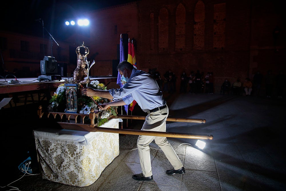 El pregón del grupo de teatro Zaranda y la posterior ofrenda fueron el acto central de una noche iluminada por la pirotecnia