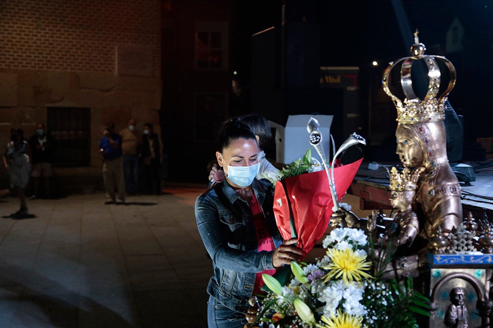 El pregón del grupo de teatro Zaranda y la posterior ofrenda fueron el acto central de una noche iluminada por la pirotecnia