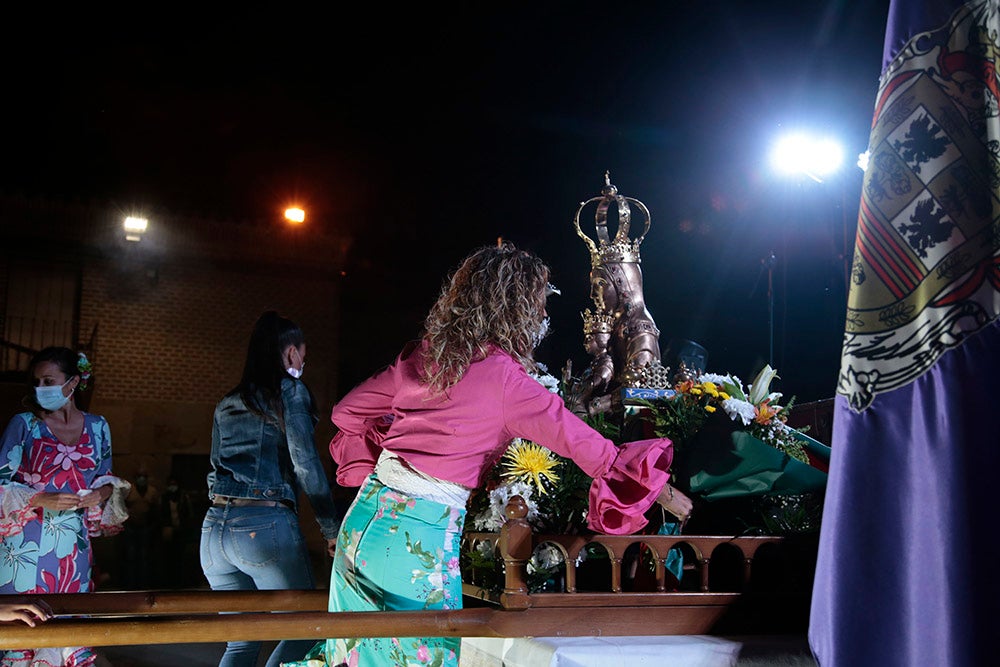 El pregón del grupo de teatro Zaranda y la posterior ofrenda fueron el acto central de una noche iluminada por la pirotecnia