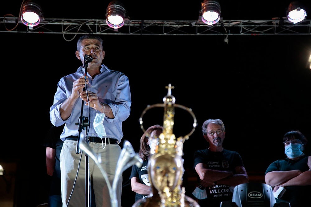 El pregón del grupo de teatro Zaranda y la posterior ofrenda fueron el acto central de una noche iluminada por la pirotecnia