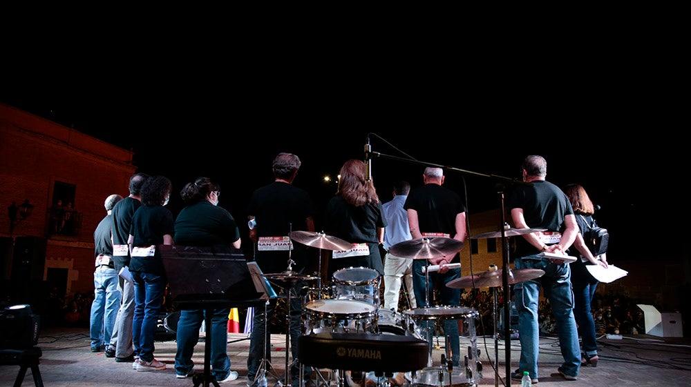 El pregón del grupo de teatro Zaranda y la posterior ofrenda fueron el acto central de una noche iluminada por la pirotecnia