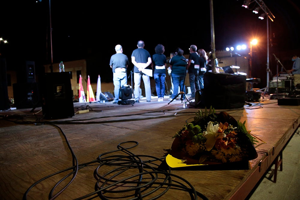 El pregón del grupo de teatro Zaranda y la posterior ofrenda fueron el acto central de una noche iluminada por la pirotecnia