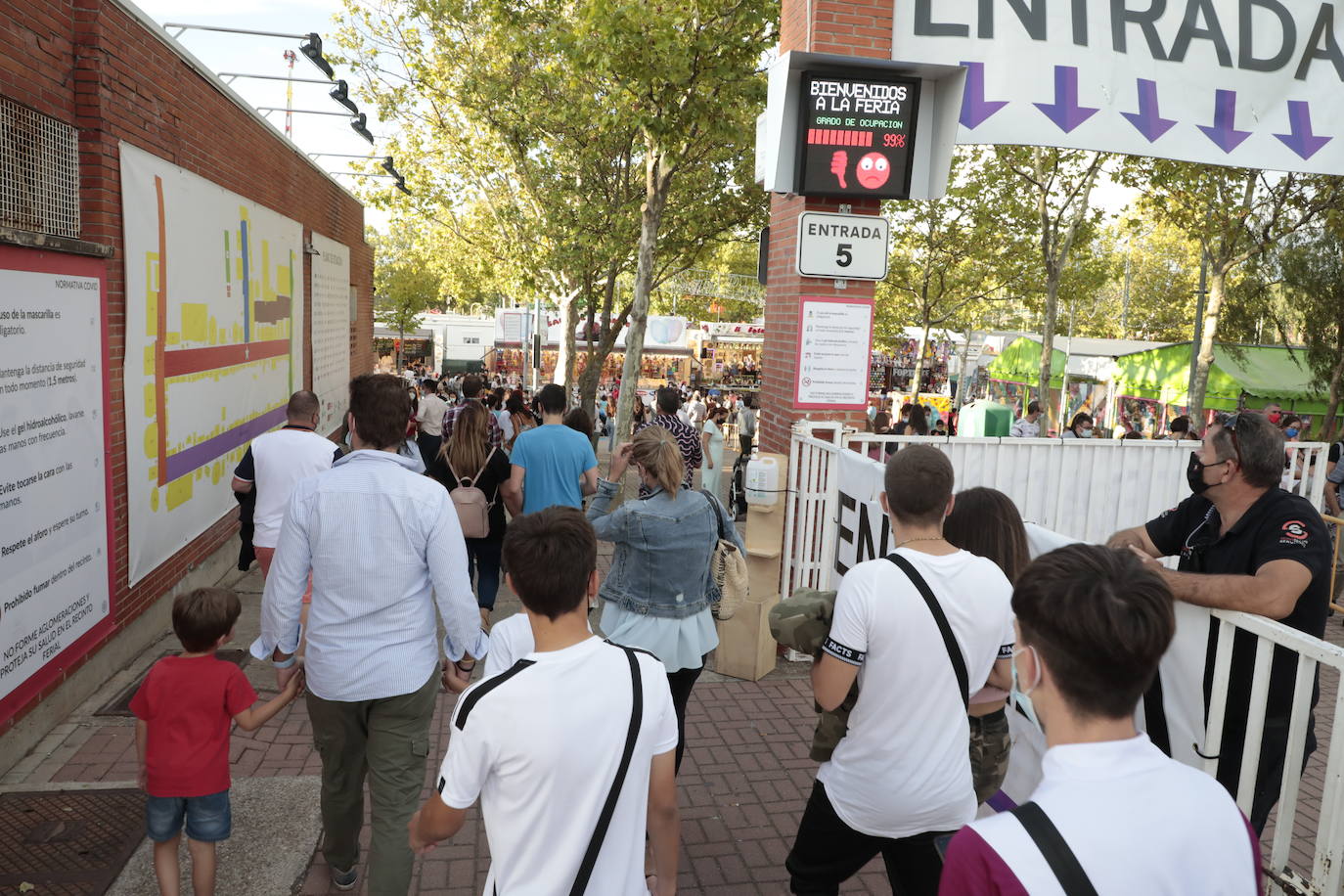 Fotos: Colas en el Real de la Feria con el aforo completo