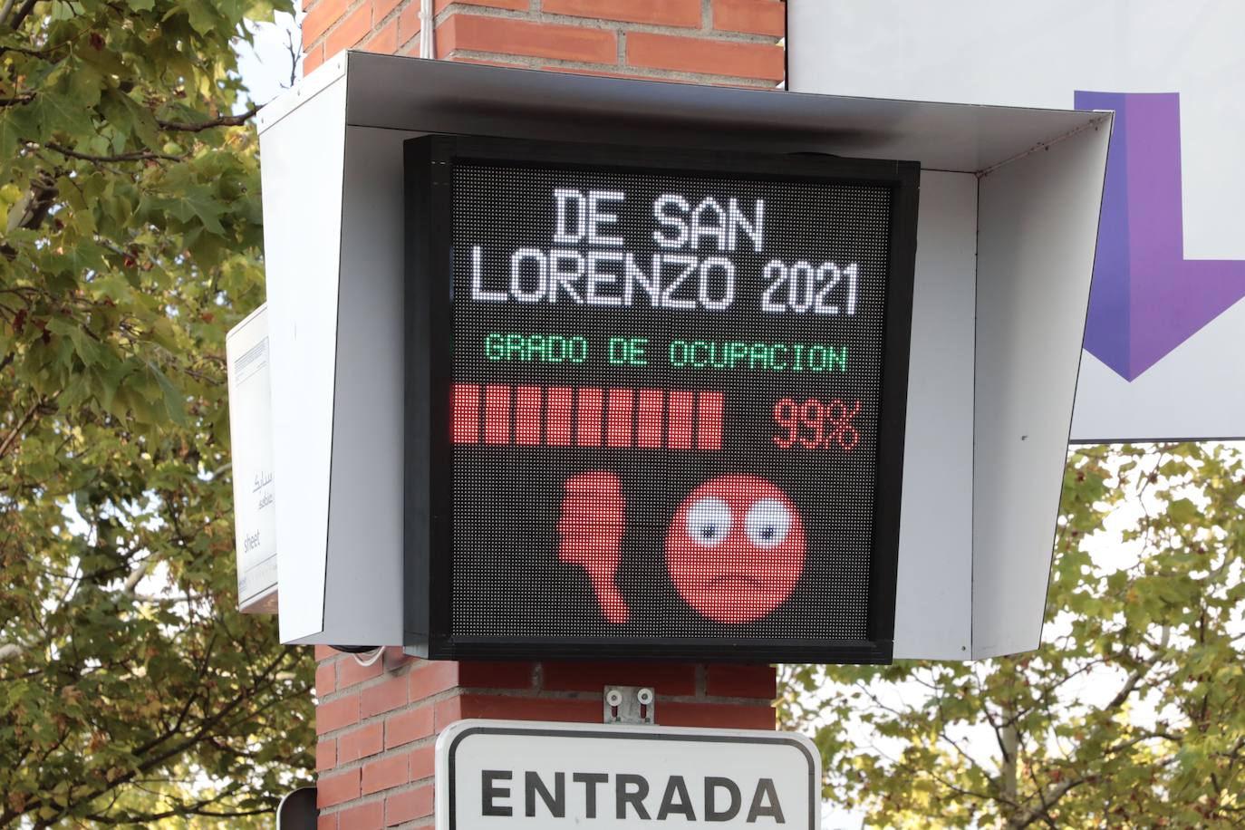 Fotos: Colas en el Real de la Feria con el aforo completo