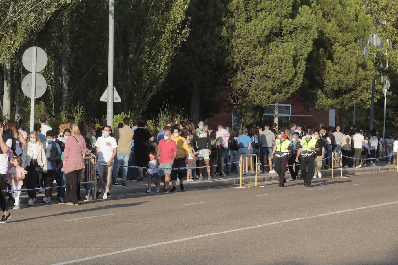 Fotos: Colas en el Real de la Feria con el aforo completo