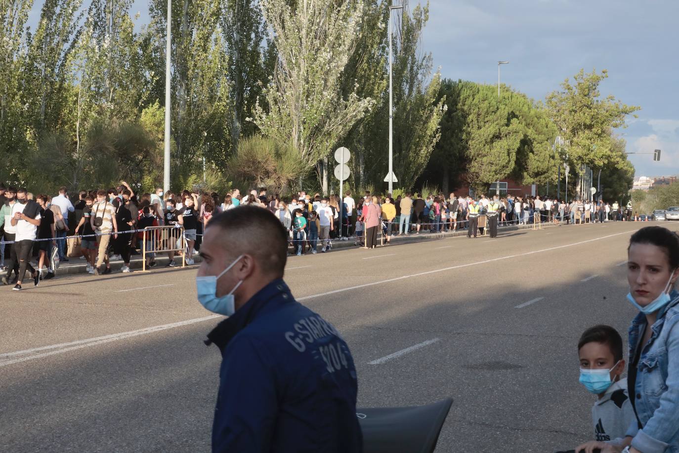 Fotos: Colas en el Real de la Feria con el aforo completo