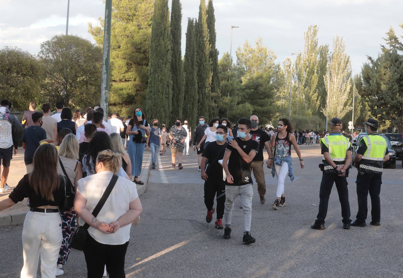 Fotos: Colas en el Real de la Feria con el aforo completo