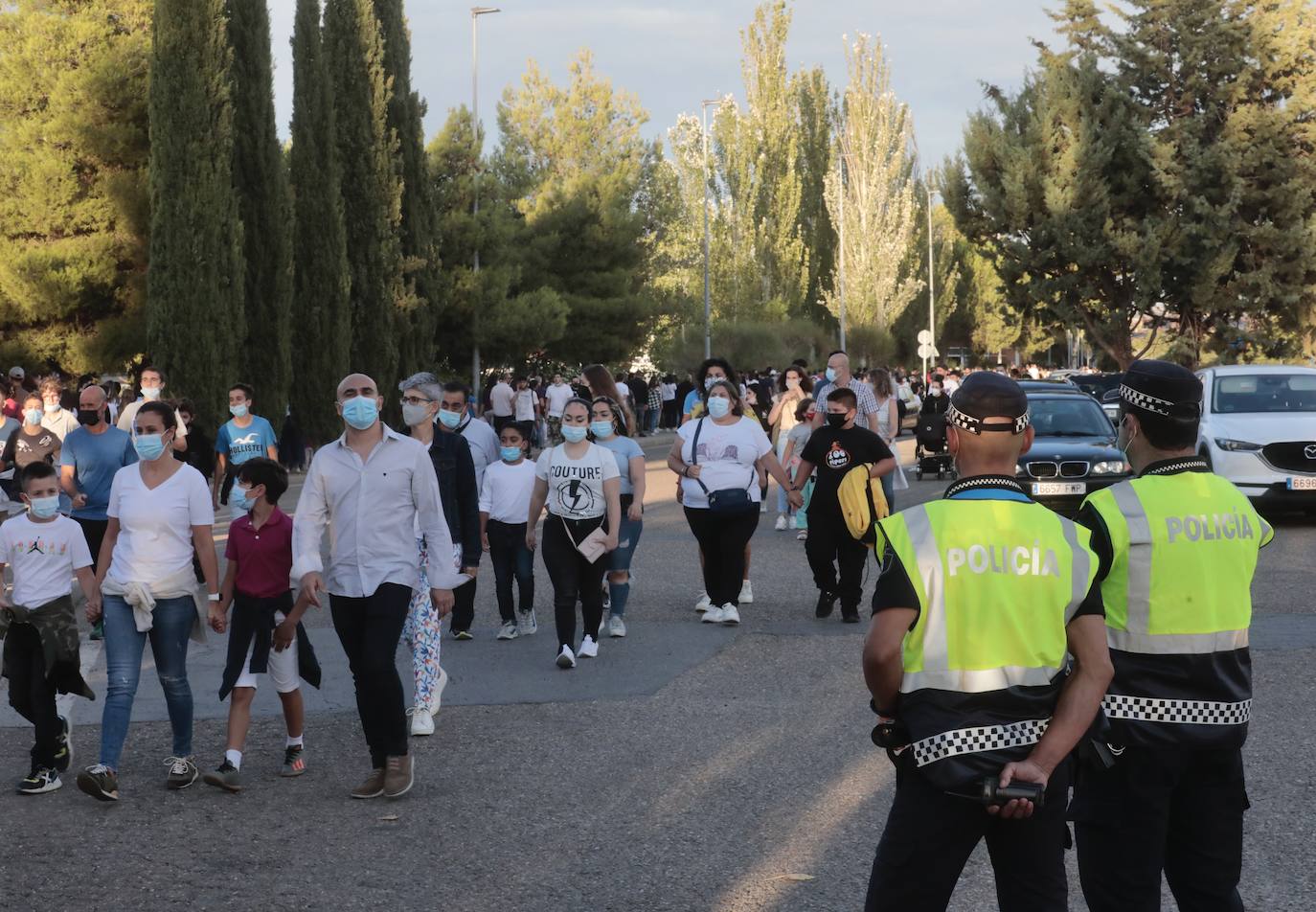 Fotos: Colas en el Real de la Feria con el aforo completo