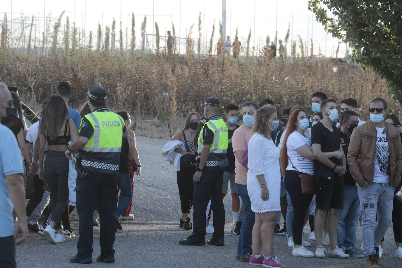 Fotos: Colas en el Real de la Feria con el aforo completo