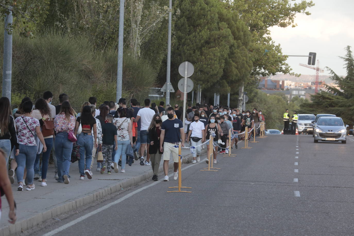 Fotos: Colas en el Real de la Feria con el aforo completo