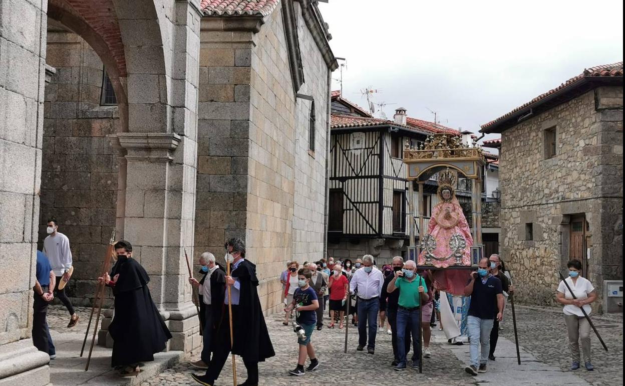 Procesión con la imagen de la Virgen de la Asunción en la mañana de ayer en La Alberca. 