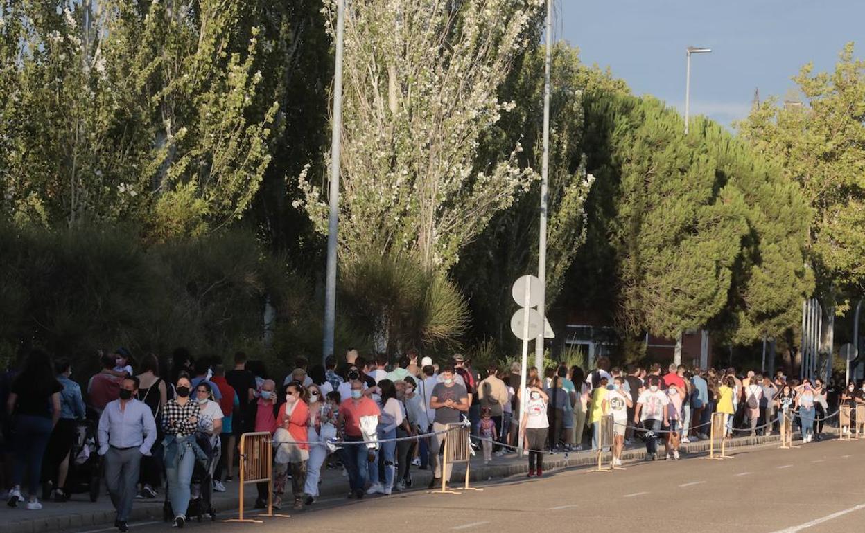 La cola para entrar en las atracciones del Real de la Feria de Valladolid durante esta tarde. 