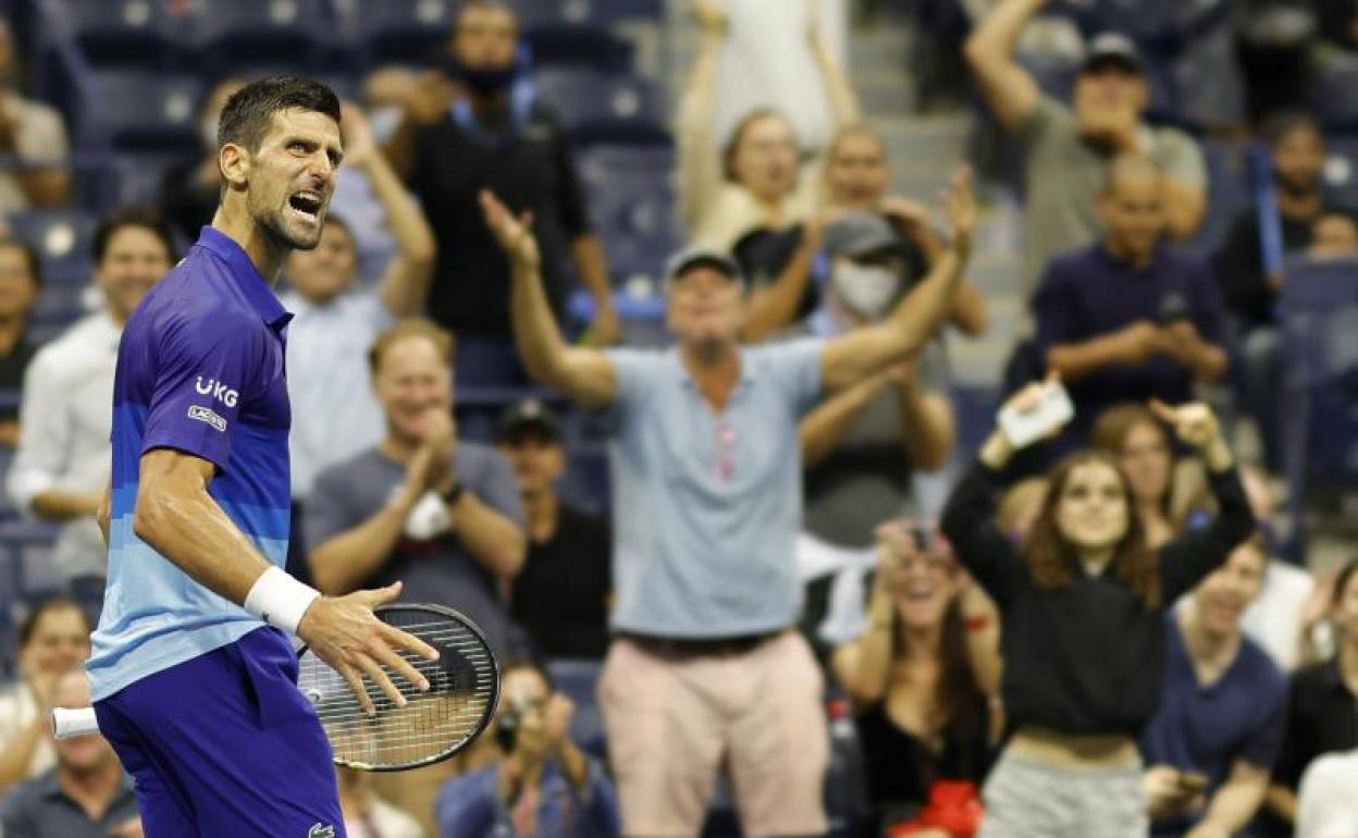 Djokovic remonta y está a dos partidos de la gloria