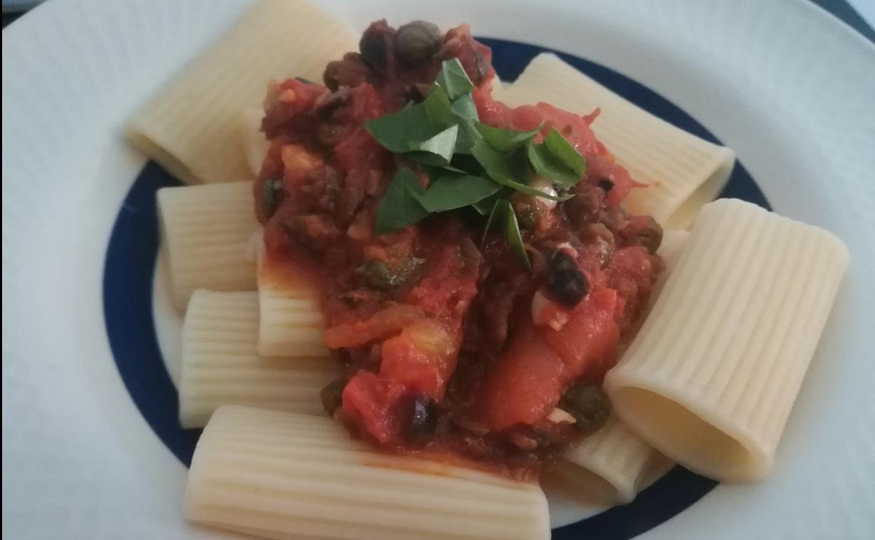 Estupendos rigatoni a la puttanesca