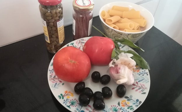Imagen principal - Estupendos rigatoni a la puttanesca