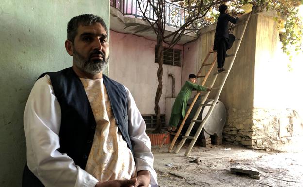 Mohamed Sadiq Atif, en la casa de Kabul donde vive con sus hijos.