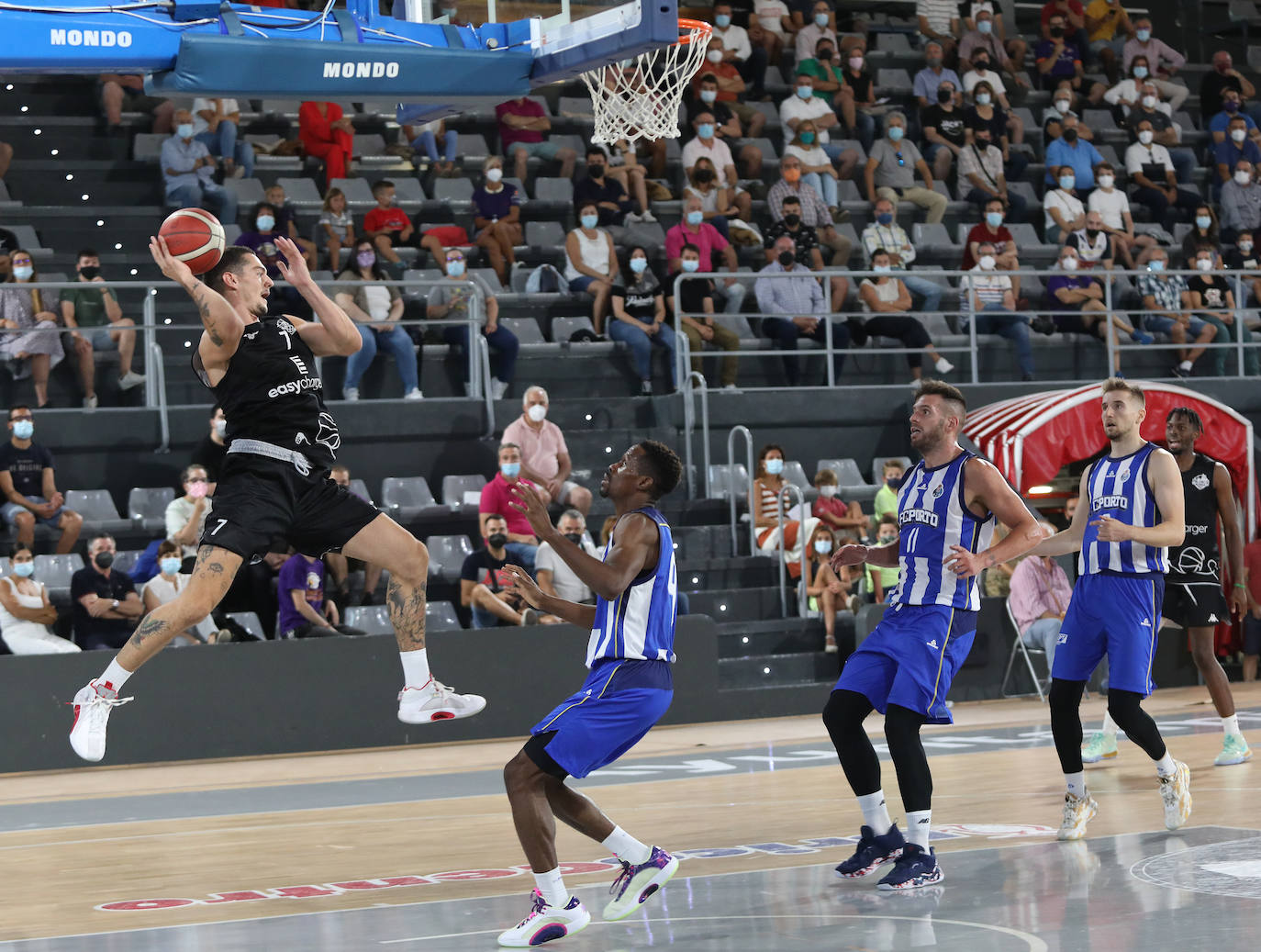 Juan Rubio entra a canasta ante dos rivales. 