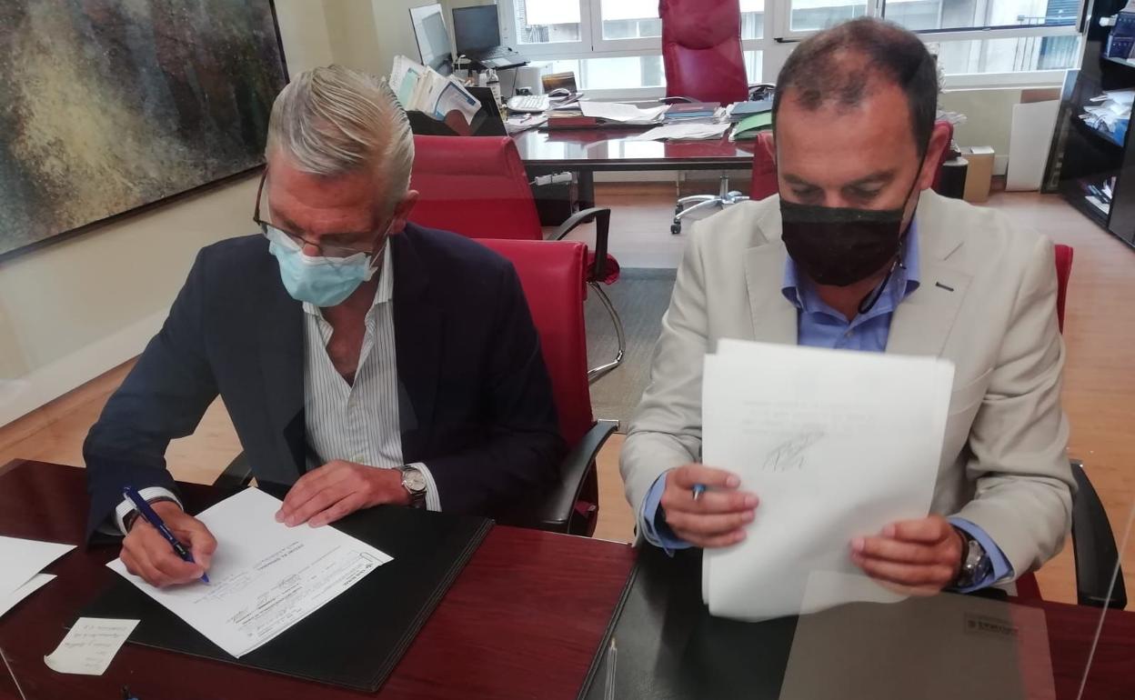 Fernando Martínez Riaza, representante de Ecobarcial, y el presidente de la Diputación de Zamora, Francisco José Requejo, firman las escrituras de compraventa de los terrenos de Barcial del Barco. 