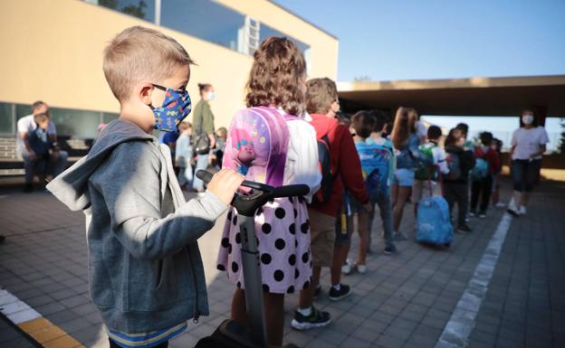 Entrada de los niños al C.E.I.P. Francisco Pino esta mañana. 