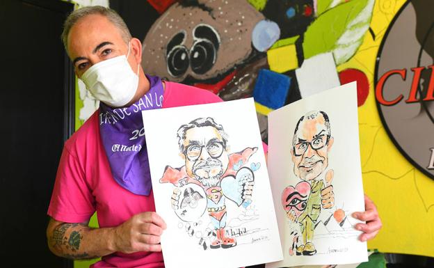 El presidente de la Asociación Eclipse, Miguel Asensio, sujeta dos caricaturas.