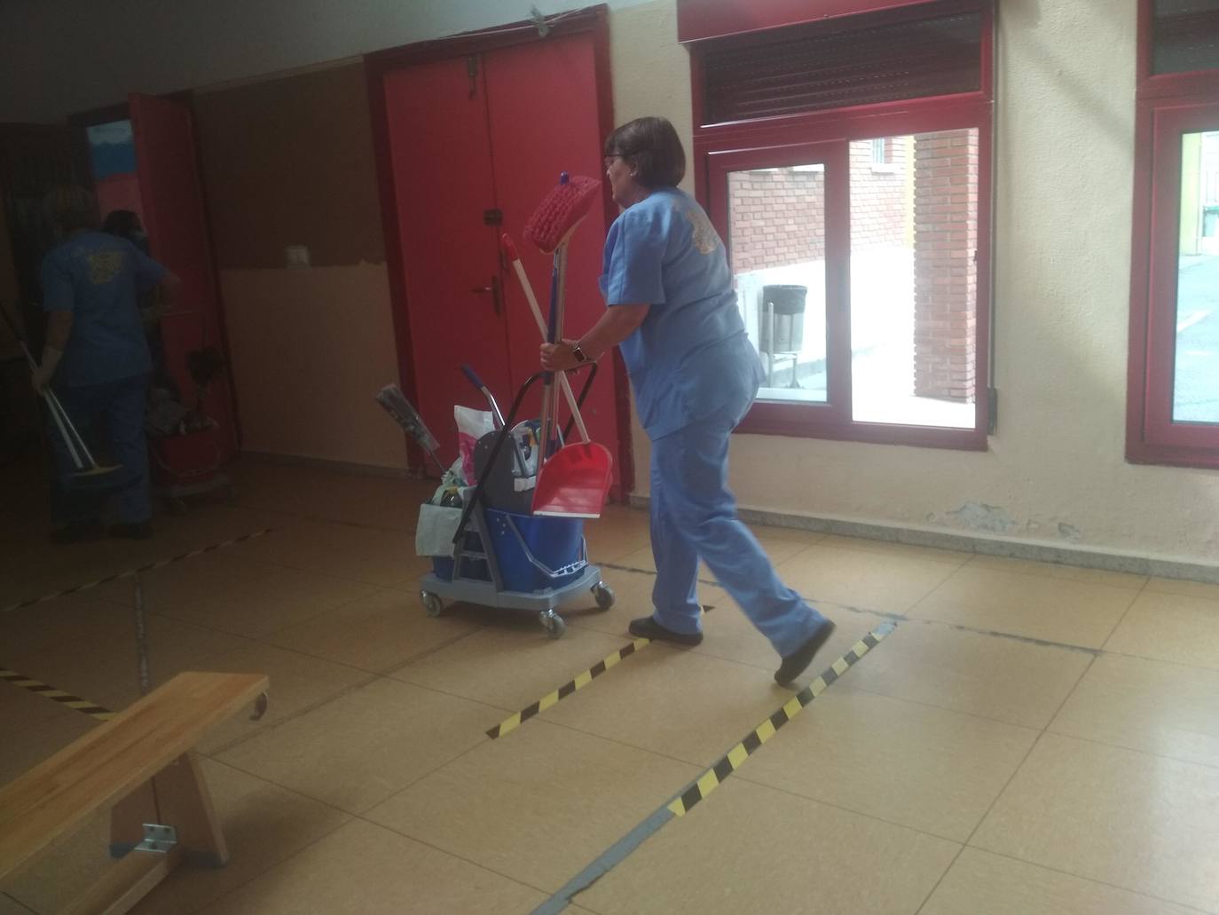 Operaria de la limpieza en uno de los colegios de Cuéllar.