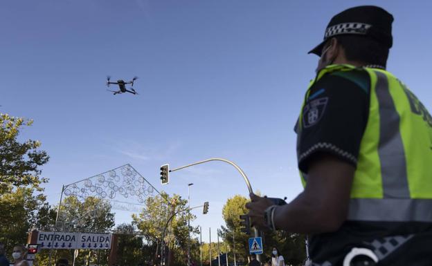 El oficial, Juan Bravo, pilota uno de los drones que utiliza la Policía Municipal para controlar aforos y botellones.