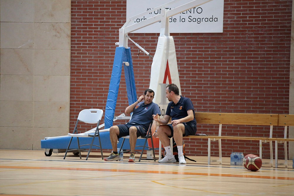 El Aquimisa CD Carbajosa pudo dedicar la victoria a su jugador Ángel Carcaño, evacuado al hospital durante el calentamiento tras la caída de una estructura del techo sobre la pista 
