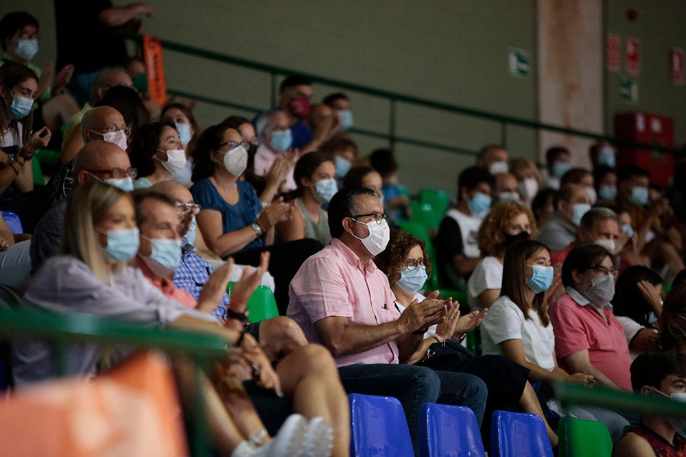 El Aquimisa CD Carbajosa pudo dedicar la victoria a su jugador Ángel Carcaño, evacuado al hospital durante el calentamiento tras la caída de una estructura del techo sobre la pista 