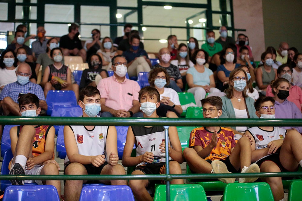 El Aquimisa CD Carbajosa pudo dedicar la victoria a su jugador Ángel Carcaño, evacuado al hospital durante el calentamiento tras la caída de una estructura del techo sobre la pista 