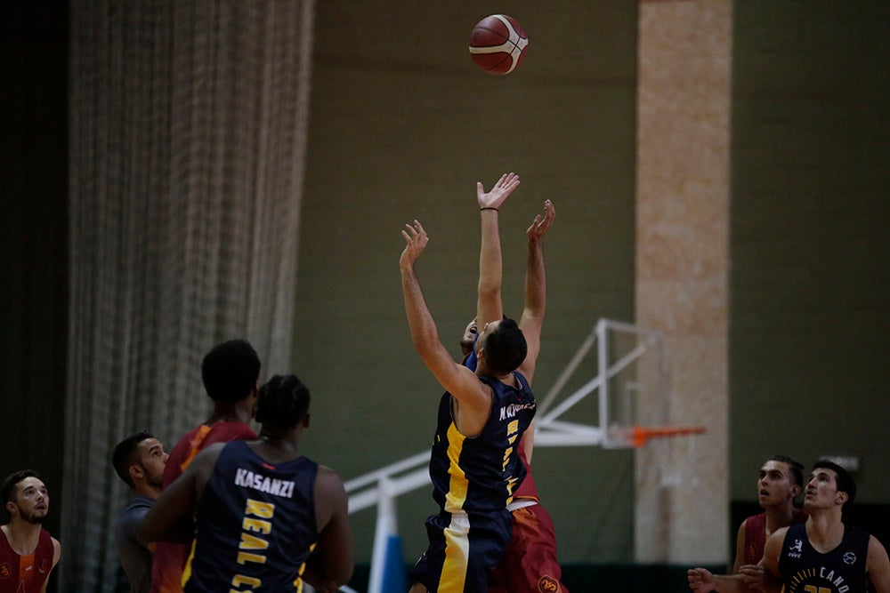 El Aquimisa CD Carbajosa pudo dedicar la victoria a su jugador Ángel Carcaño, evacuado al hospital durante el calentamiento tras la caída de una estructura del techo sobre la pista 