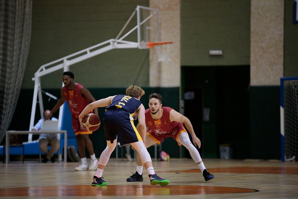 El Aquimisa CD Carbajosa pudo dedicar la victoria a su jugador Ángel Carcaño, evacuado al hospital durante el calentamiento tras la caída de una estructura del techo sobre la pista 