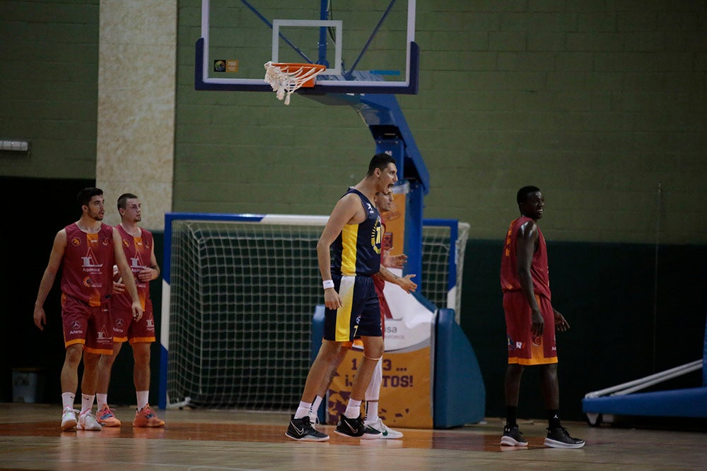 El Aquimisa CD Carbajosa pudo dedicar la victoria a su jugador Ángel Carcaño, evacuado al hospital durante el calentamiento tras la caída de una estructura del techo sobre la pista 