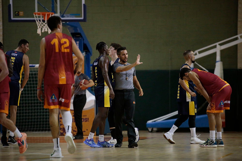 El Aquimisa CD Carbajosa pudo dedicar la victoria a su jugador Ángel Carcaño, evacuado al hospital durante el calentamiento tras la caída de una estructura del techo sobre la pista 