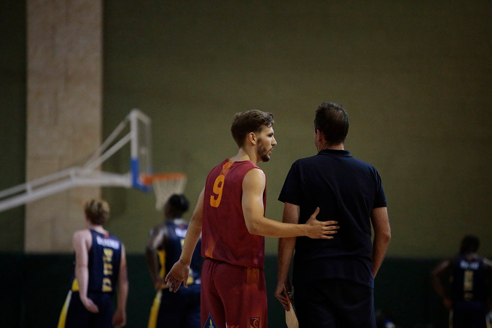 El Aquimisa CD Carbajosa pudo dedicar la victoria a su jugador Ángel Carcaño, evacuado al hospital durante el calentamiento tras la caída de una estructura del techo sobre la pista 