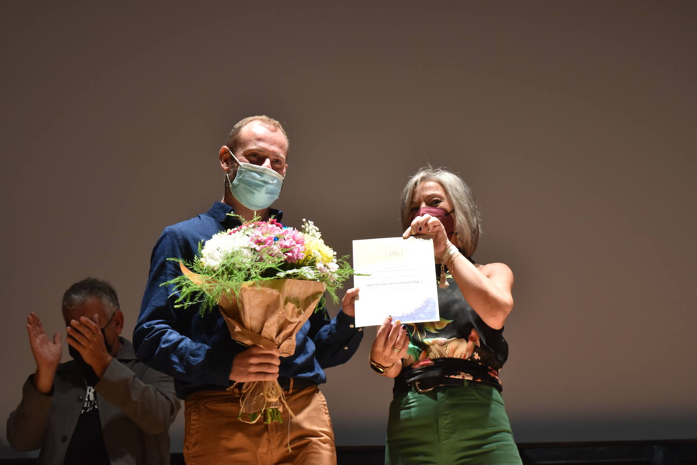 Fotos: Wifredo Román recibe emocionado en Aguilar de Campoo el premio Arco