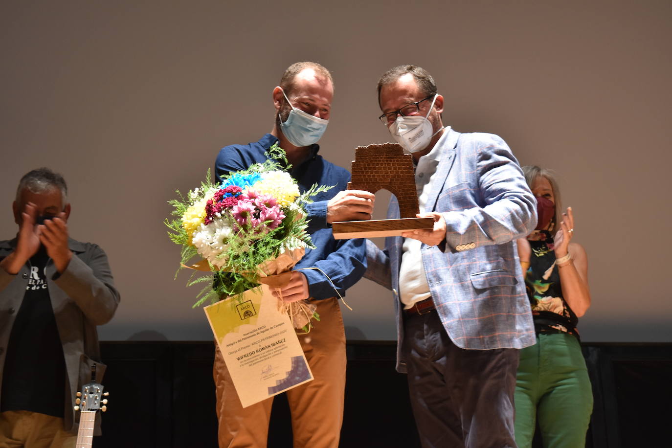 Fotos: Wifredo Román recibe emocionado en Aguilar de Campoo el premio Arco