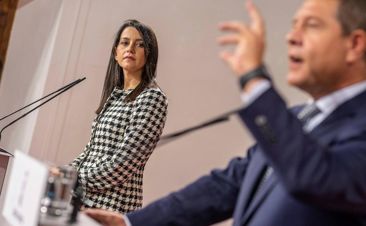 Inés Arrimadas, durante la comparecencia con Emiliano García-Page, en la que reiteró este miércoles su confianza en que Mañueco mantenga el pacto de Gobierno. 