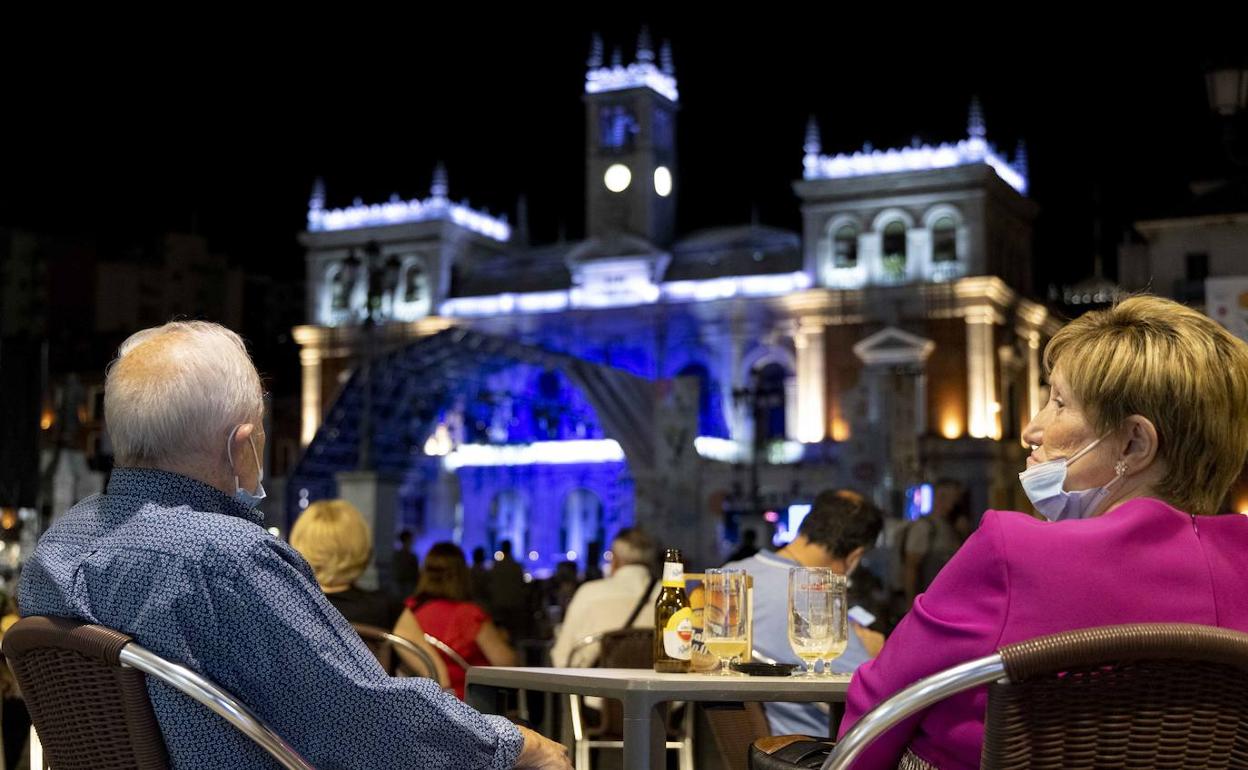 Gente en las terrazas de Plaza Mayor durante el concierto de Jeanette. 