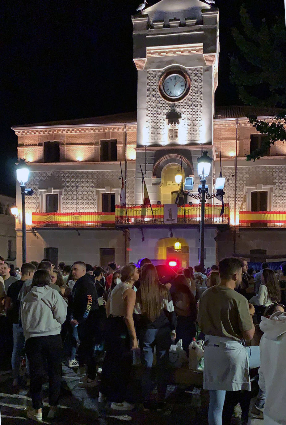 Botellón en la Plaza Mayor de Carbonero el Mayor.