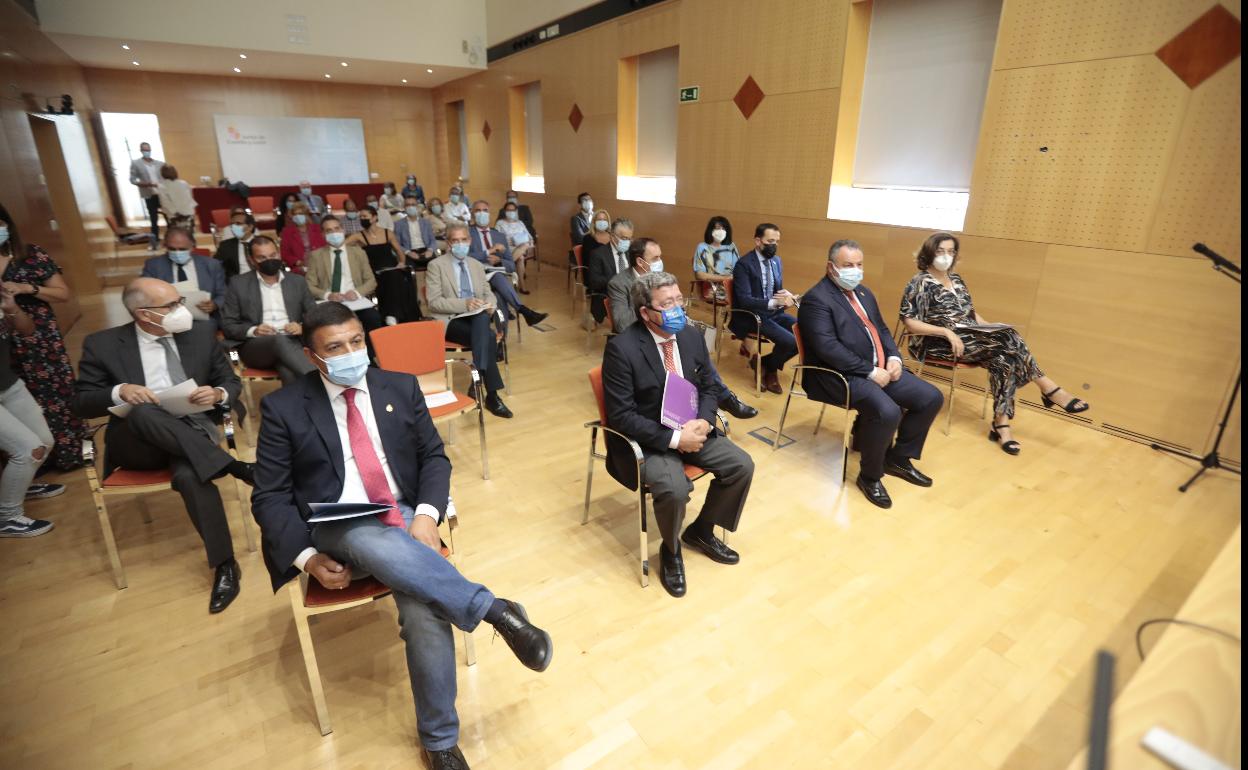 Los presidentes de las diputaciones de Castilla y León, en la reunión con los responsables de la Junta.