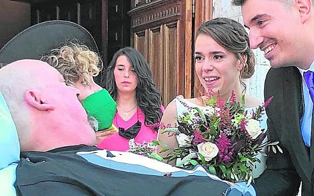 Pedro felicita a su hija Ruth y su marido Alberto, tras la boda. 